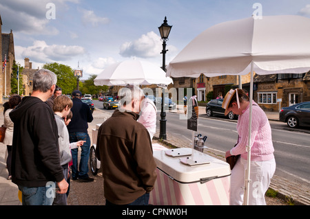 Eis Verkäufer und Kunden in Broadway, Worcestershire, Cotswolds, Großbritannien Stockfoto