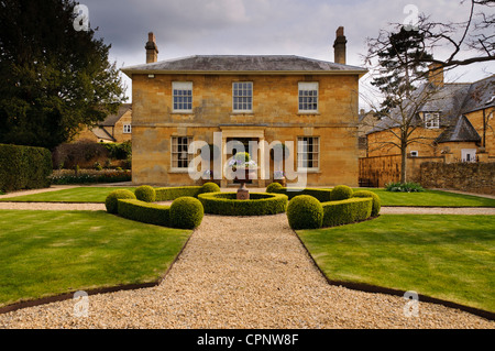 Perfekt symmetrische Honig farbigen Cotswold Steinhaus und seinen Vorgarten, Broadway, Worcestershire, Cotswolds, UK Stockfoto