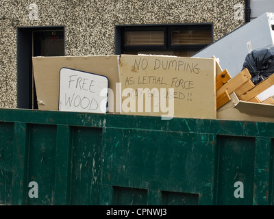 Humorvolle Anzeichen auf eine große überspringen oder Müllcontainer in Skerries, County Dublin, Irland Stockfoto