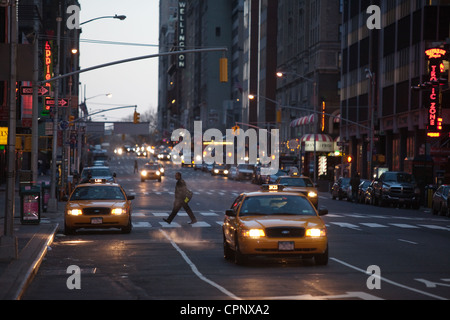 Taxi warten in der Nähe von Times Square New York City Theaterviertel Stockfoto