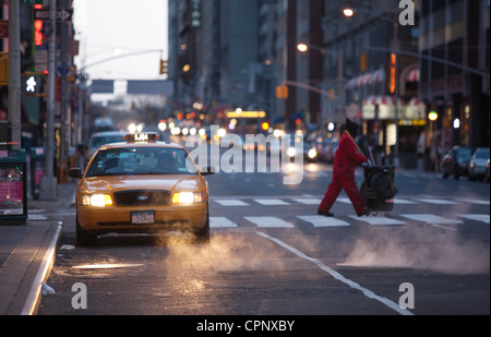 Taxi warten in der Nähe von Times Square New York City Theaterviertel Stockfoto