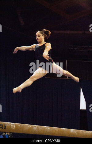25. Mai 2012 - Chicago, Illinois, USA - JORDYN WIEBER Gedderts Twisters USA zeigt ihr können auf dem Balken während des geheimen US-Classic in Chicago (Credit-Bild: © Karen I. Hirsch/ZUMAPRESS.com) Stockfoto