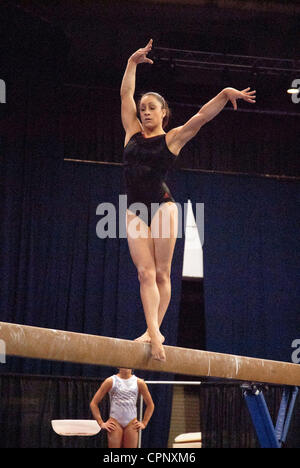 25. Mai 2012 - Chicago, Illinois, USA - JORDYN WIEBER Gedderts Twisters USA zeigt ihr können auf dem Balken während des geheimen US-Classic in Chicago (Credit-Bild: © Karen I. Hirsch/ZUMAPRESS.com) Stockfoto