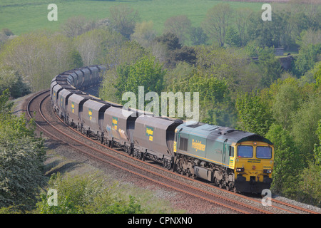 Freightliner 66506 Hauptstrecke Diesel locomotive Zug in der Nähe von Low Baron Holz Bauernhof Armathwaite Eden Valley, Cumbria, England, UK Stockfoto