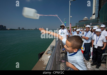 Schüler der sechsten Klasse erfahren Sie mehr über die Wasserqualität an den Detroit River Water Festival Stockfoto