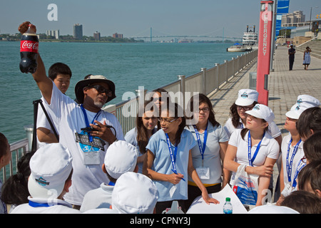 Schüler der sechsten Klasse erfahren Sie mehr über die Wasserqualität an den Detroit River Water Festival Stockfoto
