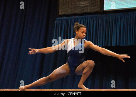 25. Mai 2012 - Chicago, Illinois, USA - KENNEDY BAKER auf dem Balken an der geheimen US-Classic in Chicago (Credit-Bild: © Karen I. Hirsch/ZUMAPRESS.com) Stockfoto
