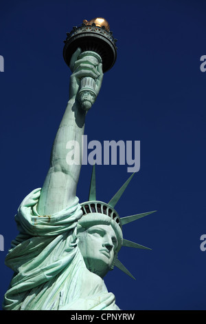 Schließen Sie aufrechte Städte New York Freiheitsstatue Stockfoto