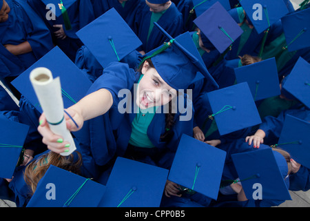 Ein Kind feiert und Examen in einer gefälschten Grad Ehrungen Zeremonie an einer Grundschule in Wythenshawe Manchester Stockfoto