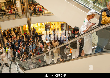 London, City, Canary Wharf, Financial Center Center, Shopper & Personal in der Mall verlassen, nachdem Feuer Alarmglocke Evakuierung Stockfoto