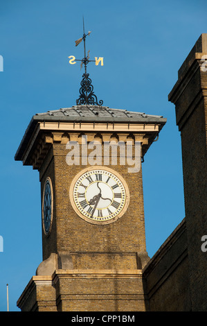 Der Uhrturm am Bahnhof Kings Cross Railway, London, England. Stockfoto