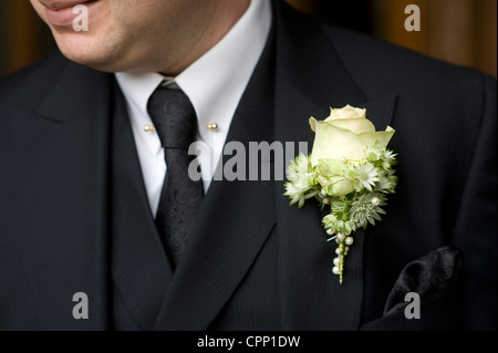 Man bei einer Hochzeit oder Beerdigung tragen schwarze Anzug mit rose Knopfloch Stockfoto