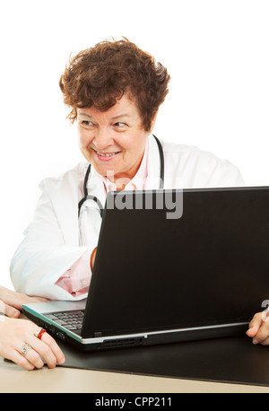 Ärztin, zeigt ein Patient ihre Testergebnisse auf dem Computer. Isoliert auf weiss. Stockfoto
