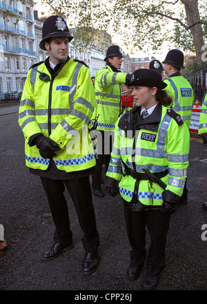 Gruppe der Polizei stehen warten auf demo Stockfoto