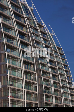 Salford Quays NV Gebäude Glanz in der Wintersonne Sahar Daftary, 24, aus London, fiel von einem 17-geschossige NV Gebäude Stockfoto