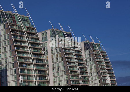 Salford Quays NV Gebäude Glanz in der Wintersonne Sahar Daftary, 24, aus London, fiel von einem 17-geschossige NV Gebäude Stockfoto