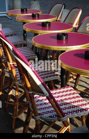 Typische Terrasse mit Tischen und Stühlen auf dem Bürgersteig in Paris, Frankreich Stockfoto