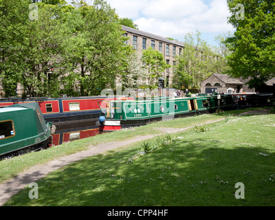 Lastkähne festgemacht am Dobcross, Saddleworth, größere Manchester, UK. Stockfoto