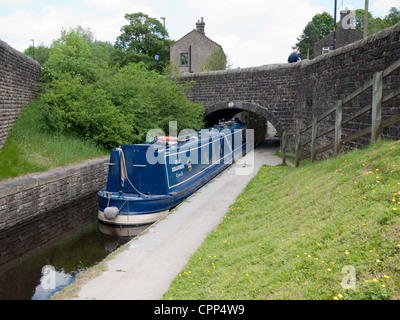 Lastkähne festgemacht am Dobcross, Saddleworth, größere Manchester, UK. Stockfoto