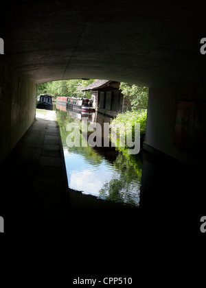 Lastkähne festgemacht am Dobcross, Saddleworth, größere Manchester, UK. Stockfoto