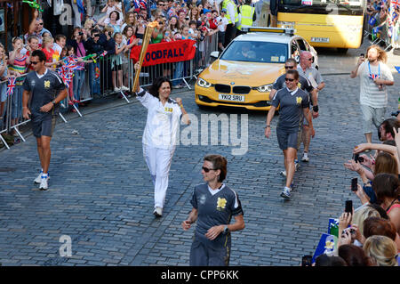 Chester, UK. 29 Mai 2012. Die Olympische Fackel macht seinen Weg durch die Straßen von Chester vorbei an das Kreuz und die Zeilen und Watergate-Straße in Richtung der Rennbahn Stockfoto