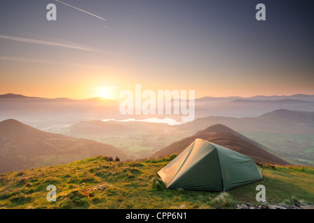 Wild campen bei Sonnenaufgang auf Causey Hecht im englischen Lake District. Derwent Wasser Skiddaw Blencathra und Katze Glocken im Hintergrund Stockfoto