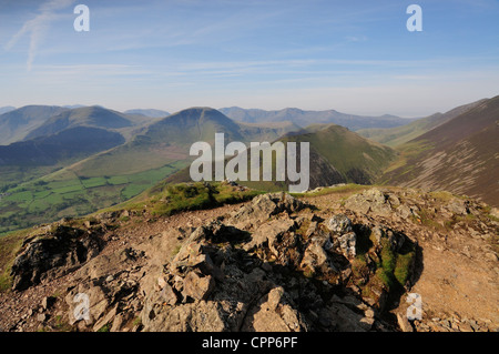 Blick Richtung Knott Rigg und Robinson vom Gipfel des Causey Hecht im englischen Lake District Stockfoto