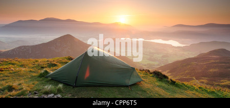 Sunrise wild camping Panorama im englischen Lake District. Aufgenommen vom Gipfel des Causey Hecht Stockfoto