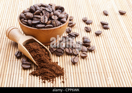 Stillleben mit Kaffeepulver und Kaffeebohnen Stockfoto
