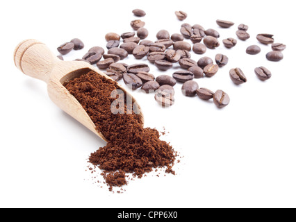 Kaffeepulver und Kaffeebohnen isoliert auf weißem Hintergrund Stockfoto