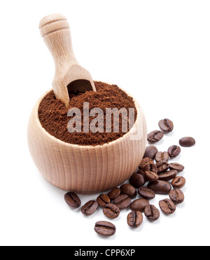Kaffeepulver und Kaffeebohnen isoliert auf weißem Hintergrund Stockfoto