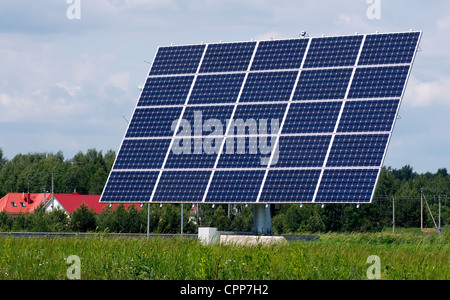 Solar-Panels auf der grünen Wiese in der Natur Stockfoto