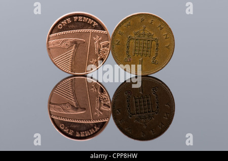 Eine neue Penny Stück mit dem alten Stil Penny mit Reflexion, Konzept, das jeder Cent zählt Stockfoto