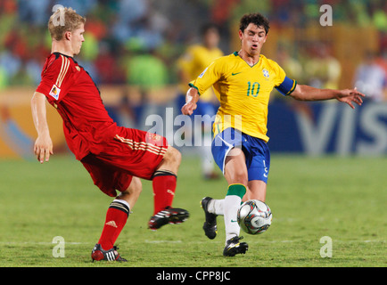 Brasilien-Team-Kapitän Giuliano (R) Herausforderungen während einer FIFA-U20-WM-Viertelfinalspiel Deutschland Kapitän Florian Jungwirth (L) Stockfoto