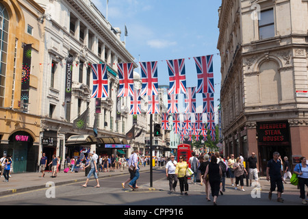 Union Jack-Flaggen auf dem Display in der Londoner Innenstadt während der Königin diamantenes Jubiläum feiern, London, Vereinigtes Königreich Stockfoto
