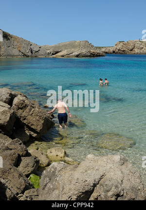 das kristallklare Meer in der Bucht am arenal d ' en Castell Menorca Spanien Stockfoto