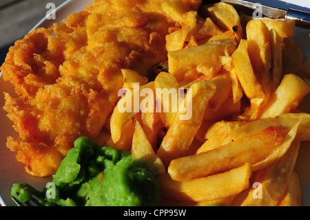 Fish And Chips und Erbsenpüree Stockfoto