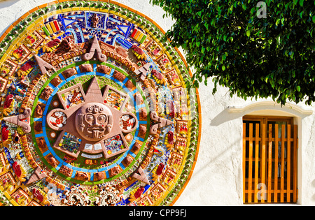 Sonne Kalender, eine Hommage an die Azteken-Kalender, eine dekorative Wand Skulptur Nahaufnahme in "Todos Santos" Baja Mexiko Stockfoto