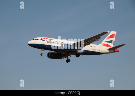 Die British Airways Airbus A319-131 (G-EUOG) über den Boden am Flughafen Heathrow, London, UK. Feb 2012 Stockfoto