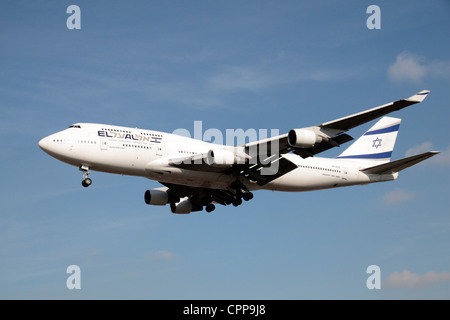 Der El Al Israel Airlines Boeing 747-412 (4 X-ELE) über den Boden am Flughafen Heathrow, London, UK. Feb 2012 Stockfoto