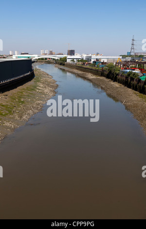 Der Fluss Lea von einer Brücke auf der East India Dock Road (A13), London, England, UK. Stockfoto