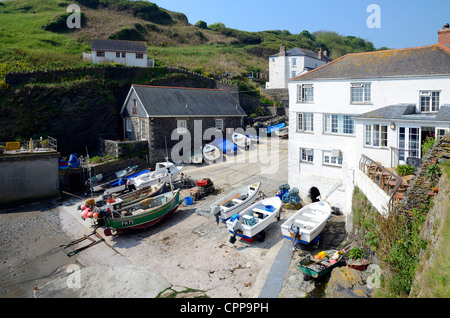 Die kleine Slipway am Fischen Dorf von Portloe in Cornwall, Großbritannien Stockfoto