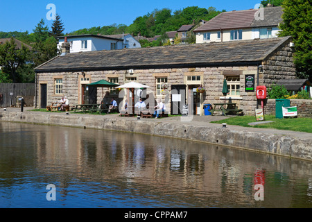 Bingley fünf steigen sperrt Cafe auf der Leeds und Liverpool Kanal, Bingley, West Yorkshire, England, UK. Stockfoto