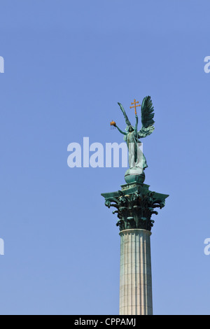 Erzengel Gabriel auf dem Millennium-Denkmal in Budapest, Ungarn Stockfoto