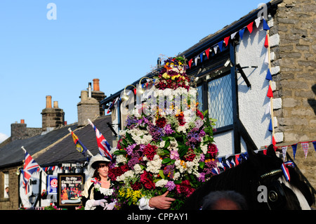 Castleton Garland "Oak Apple Day" 29. Mai 2012.The König und Dame. Stockfoto