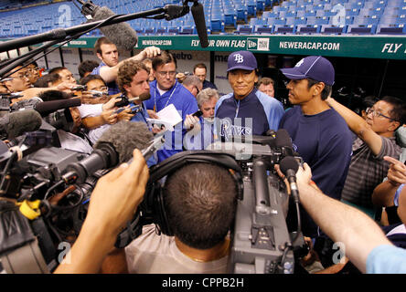 29. Mai 2012 - St. Petersburg, FL, USA - JAMES BORCHUCK |   Times.SP 353239 BORC rays (29.05.12) (St. Petersburg, FL) Hideki Matsui beantwortet Fragen, bevor die Strahlen gegen die Chicago White Sox im Tropicana Field Dienstag, 29. Mai 2012 Spiel. (Kredit-Bild: © Tampa Bay Times/ZUMAPRESS.com) Stockfoto