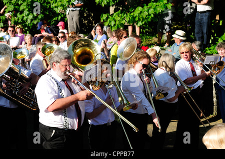 Castleton Garland "Oak Apple Day" 29. Mai 2012.The Blaskapelle spielen beim Festival. Stockfoto