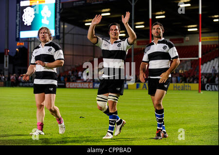 29.05.2012 Gloucester, England. Barbaren FC South African Flanker (#7) Francois Louw (Bad) (Mitte) und Neuseeländer Ersatz (#21) Stephen Donald (Bad) lassen Sie das Feld nach ihrer Seiten Sieg in der Rugby Union Zusammenstoß zwischen der Barbaren invitational und Irland bei Kingsholm schmal Stockfoto