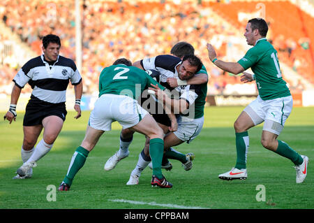 29.05.2012 Gloucester, England. Ein Barbaren-FC-Spieler von Irland Fly-Hälfte (#10) Ronan O'Gara (Munster) während der ersten in Angriff genommen wird, die Hälfte der Rugby Union zwischen dem Barbaren invitational Seite und Irland im Kingsholm Stadium kollidieren. Stockfoto