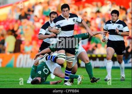 29.05.2012 Gloucester, England. Barbaren FC South African Flanker (#7) Francois Louw (Bad) bricht aus einem Zweikampf aus Irland Fly-Hälfte (#10) Ronan O'Gara (Munster) während der ersten, die Hälfte der Rugby Union zwischen dem Barbaren invitational Seite und Irland im Kingsholm Stadium kollidieren. Stockfoto